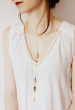 Collier cravate rouge et sautoir vert
