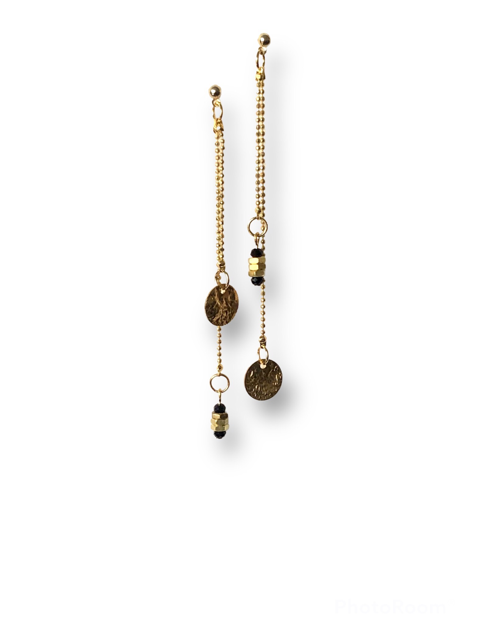 https://www.margauxcoquelicot.fr/shop/Boucles-d-oreilles-asymetriques-longues-boulons-noir-Oh-la-la-_p697.html