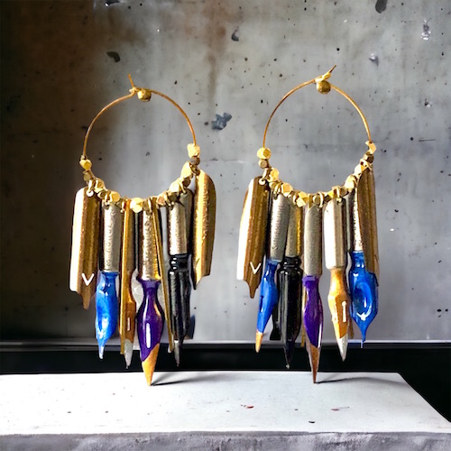 https://www.margauxcoquelicot.fr/shop/Boucles-d-oreilles-creoles-plumes-de-calligraphie-bleu-noir-violet-Graffiti_p968.html