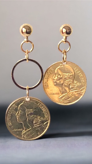 https://www.margauxcoquelicot.fr/shop/Boucles-d-oreilles-asymetriques-piece-de-monnaie-5-centimes_p989.html